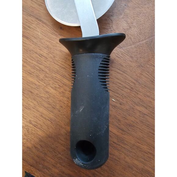 Oxo Large 3-1/4" Pizza Cutter/Wheel, Slicer w/Black Handle - Used - Picture 6 of 7